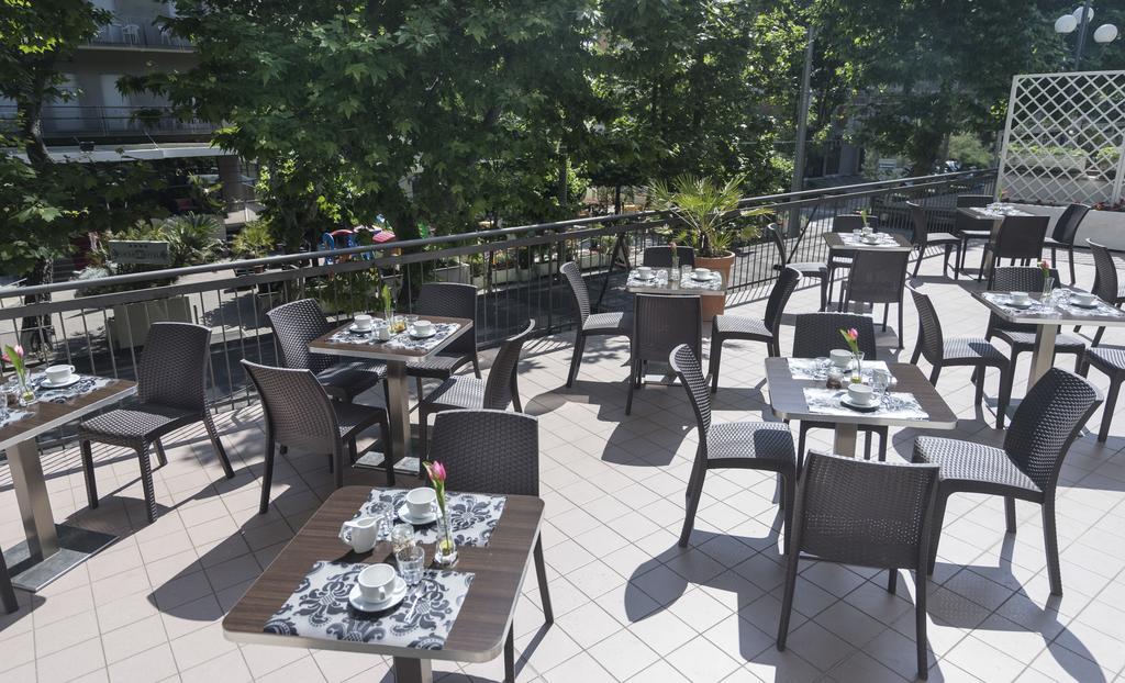 Club Meeting Hotel Римини Екстериор снимка