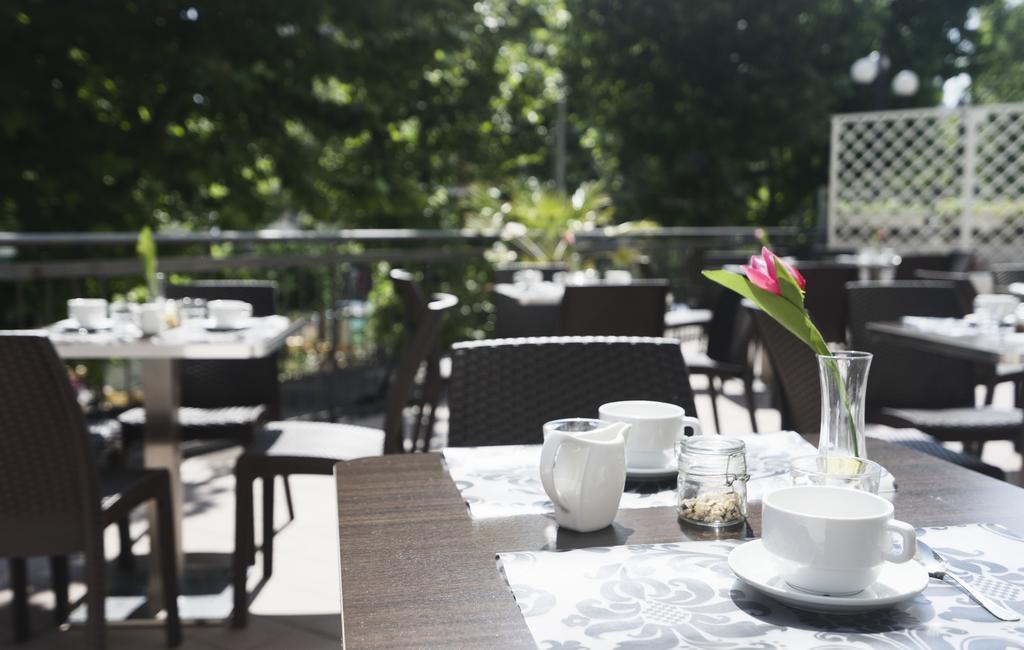 Club Meeting Hotel Римини Екстериор снимка