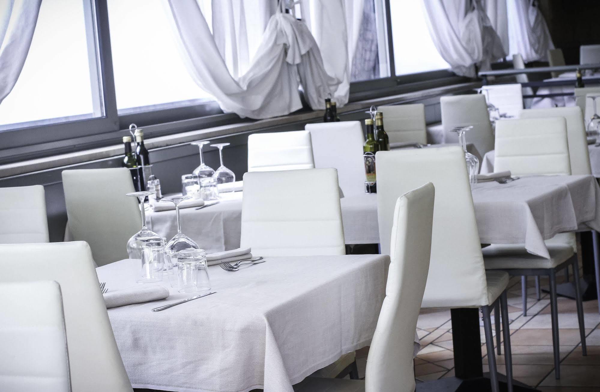 Club Meeting Hotel Римини Екстериор снимка