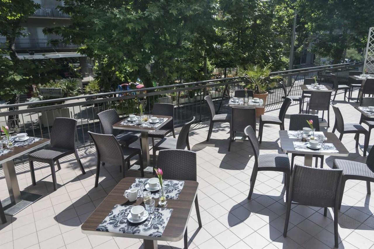 Club Meeting Hotel Римини Екстериор снимка